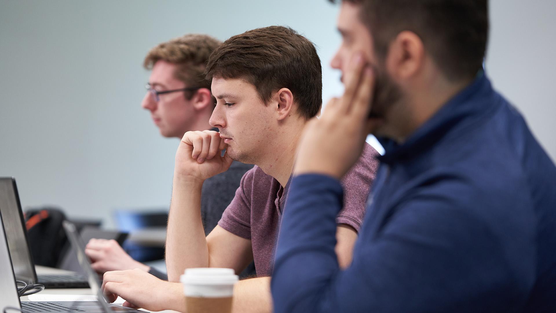 商学院学生在课堂上使用笔记本电脑